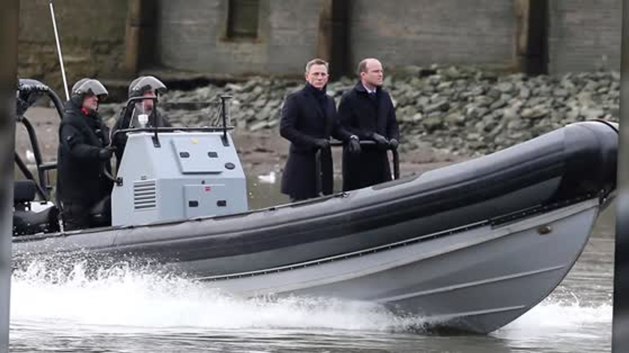 Daniel Craig und 007 Film noch immer über Wasser