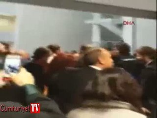 Taraftarlar adliye koridorunda bu sloganları attı