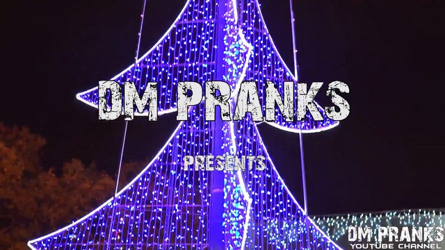 Caméra cachée : le père Noël terrorise les passants