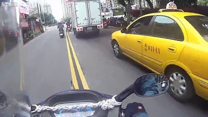 Solidaridad motera entre scooters