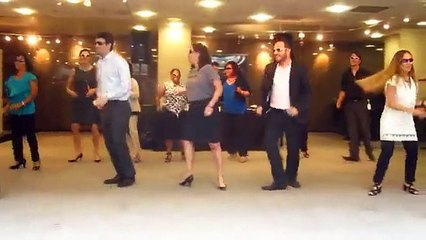 Dançando Stayin' Alive com passinhos marcados...( flash mob).