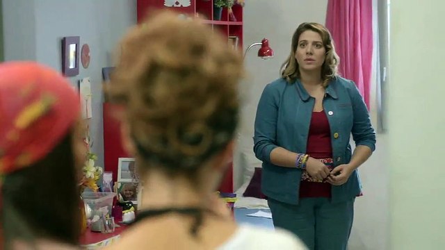 Sophie & Sophie (Clémence Faure et Alice Belaïdi) dans Workingirls, La grande évasion