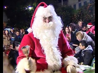 Άναψαν το χριστουγεννιάτικο δένδρο στη Λαμία