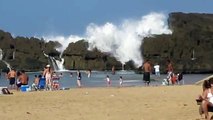 Praia com ondas gigantes protegidas por pedras-Po_