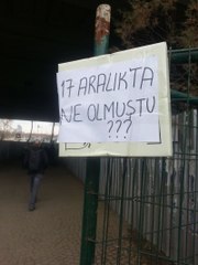 Metrobüs Girişlerine Ayakkabı Kutuları Bırakıldı