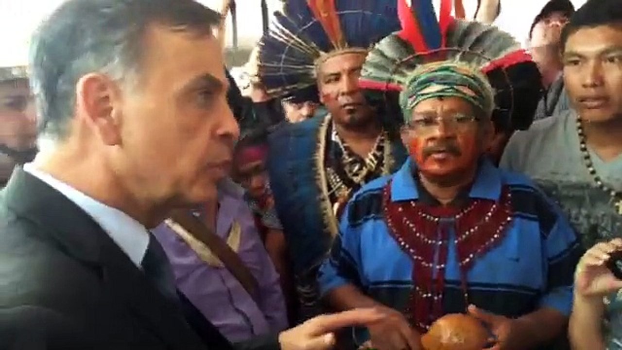 Índios tentam invadir Câmara dos Deputados