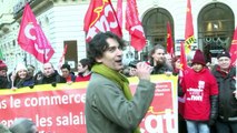 Travail du dimanche : les salariés du commerce défilent contre la loi Macron