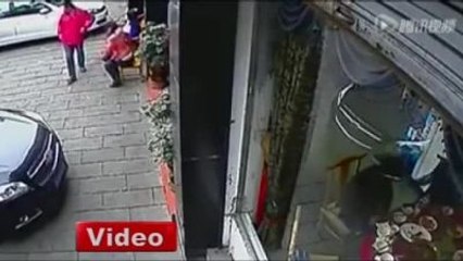 Çocuğu Ezilmesin Diye Kendini Siper Etti