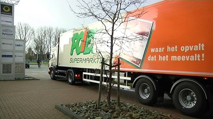Poiesz brengt pallets vol producten voor Voedselbank - RTV Noord