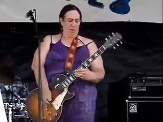 Cette guitariste va beaucoup vous surprendre