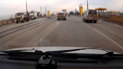 Une fille jalouse fait un carnage en voiture