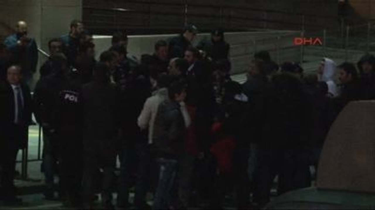 Meşaleler Yakıp Sloganlarla Karşıladılar