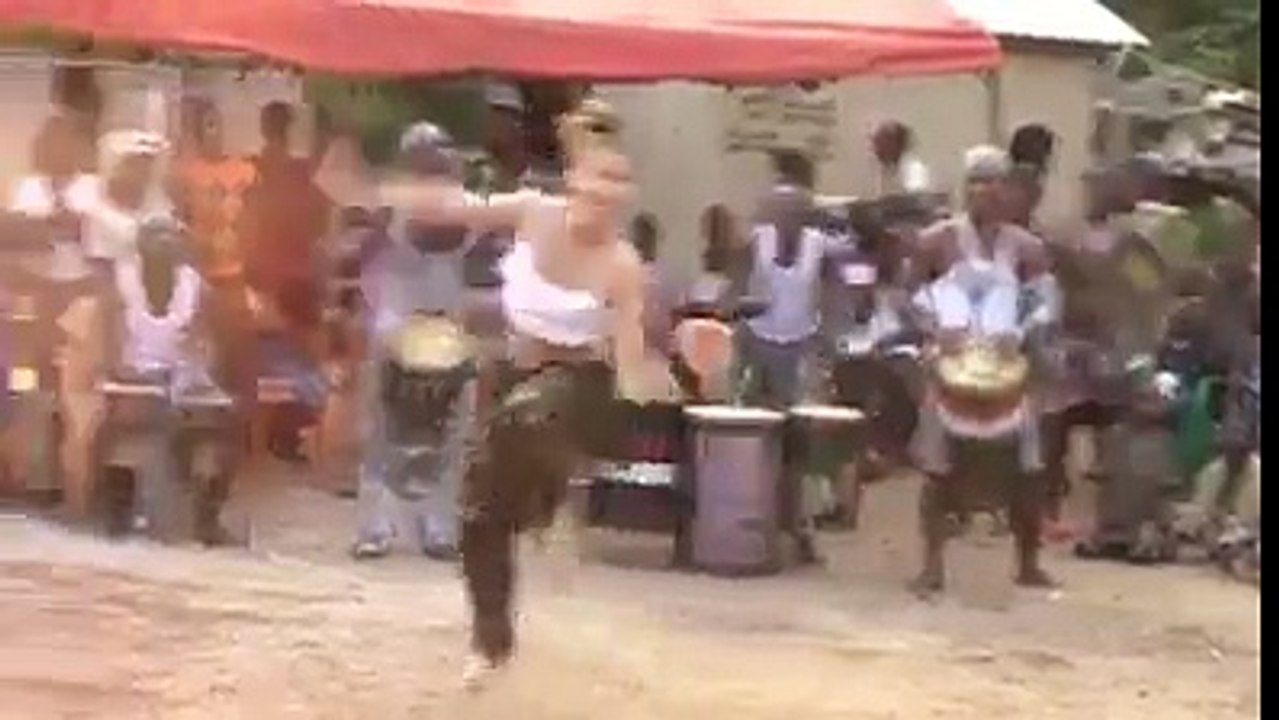 Une européenne qui maitrise les pas de dance africain …Wandafoot !!!