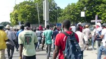Haïti, Les soldats des nations Unies  (UN) tirent sur la foule des protestataires