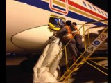Un passager impatient déploie le toboggan d'évacuation d'urgence pour sortir de son avion!