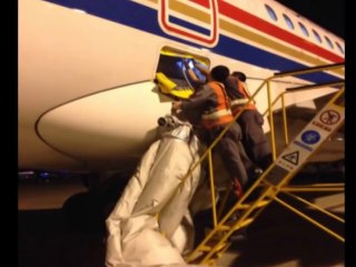 Download Video: Un passager impatient déploie le toboggan d'évacuation d'urgence pour sortir de son avion!