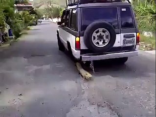 Il a crevé sa roue, mais heureusement il touche du bois !