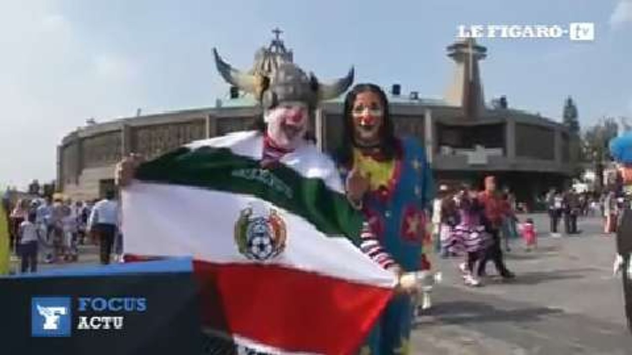 Parade de clowns dans les rues de Mexico