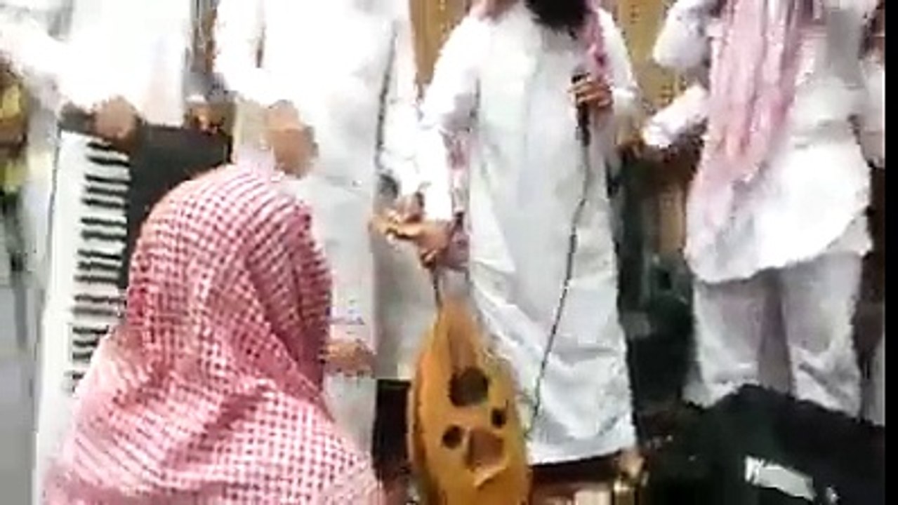 arbi  music band ki cheezon ko tortay huye