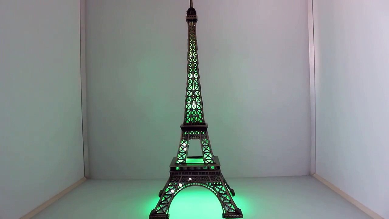 Tour Eiffel lumineuse multicolore et scintillante