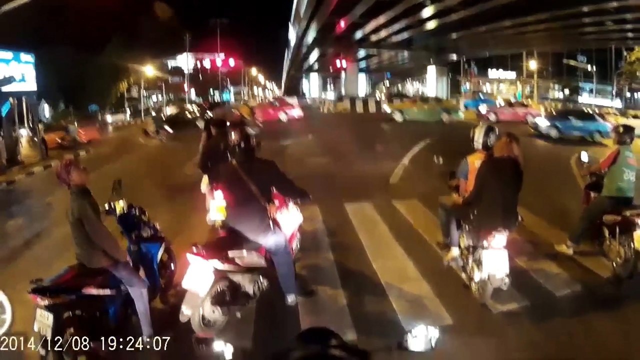 Régis fait une virée en scooter avec ses copains