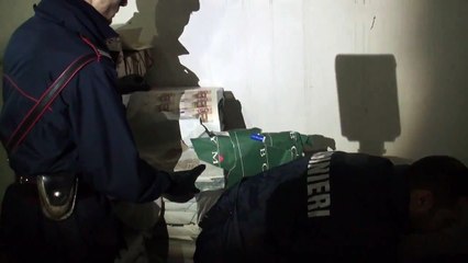 Casalnuovo (NA) Scoperto un deposito con circa 20milioni di euro falsi -3- (16.12.14)