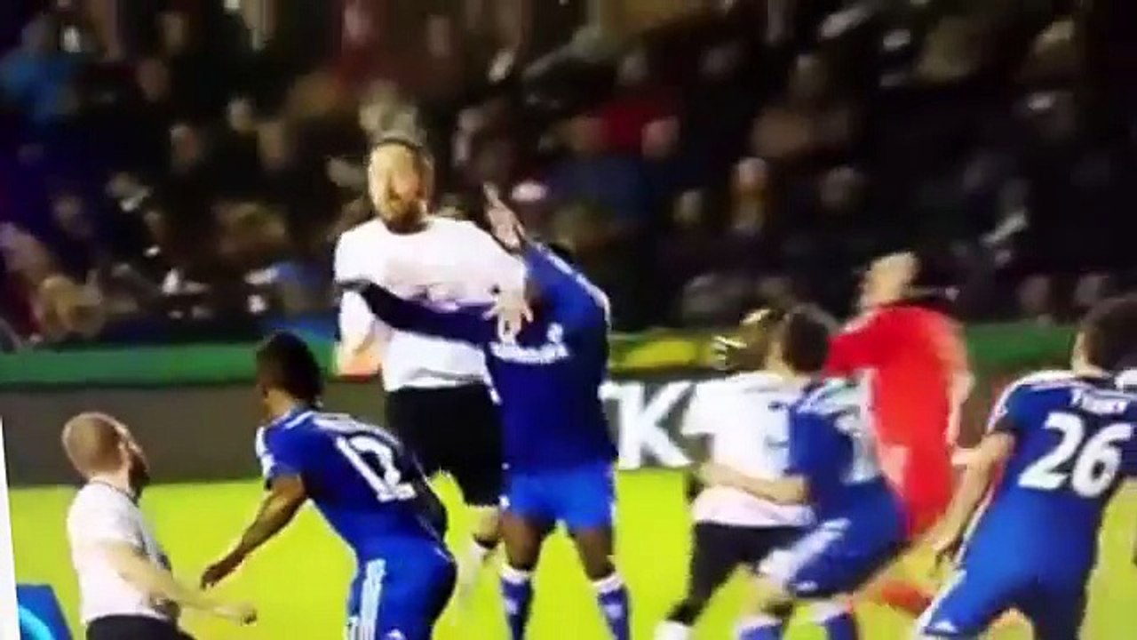Choque entre Petr Cech e Kurt Zouma