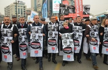 CHP'liler, Halkbank'a 'Ayakkabı Kutusu' Fırlattı