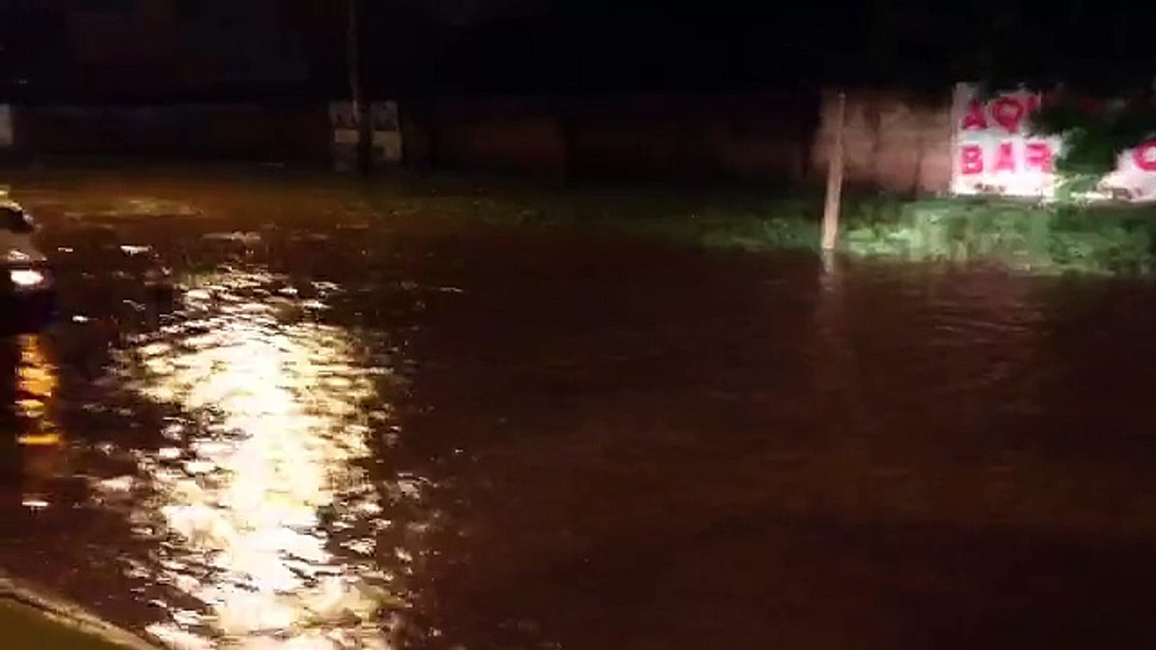 Assista: homem pilota jet ski em rua alagada do DF