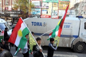 Diyarbakır'da Kürdistan Bayrağı Dağıttılar