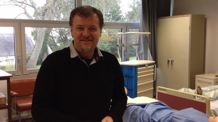 Stéphane Béchu, cadre formateur, présente le robot Susie