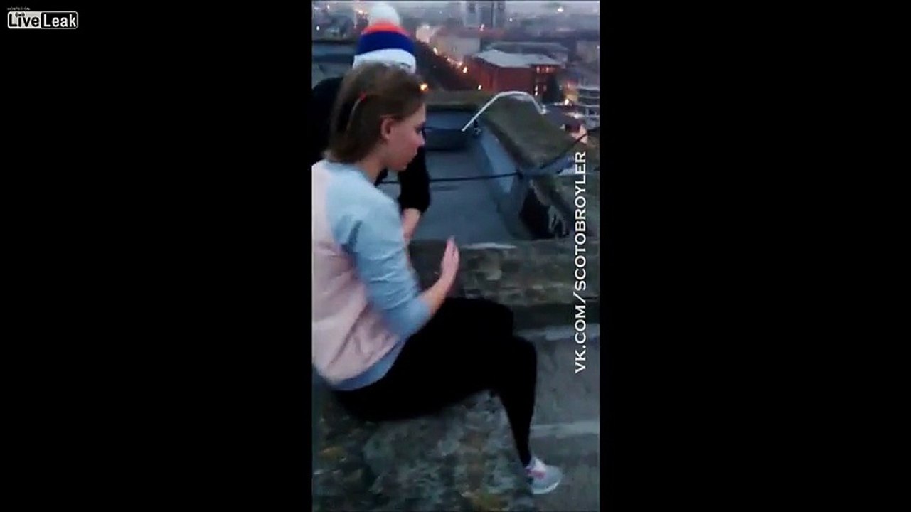 Une russe complètement folle suspendue d'un bulding - Insolite
