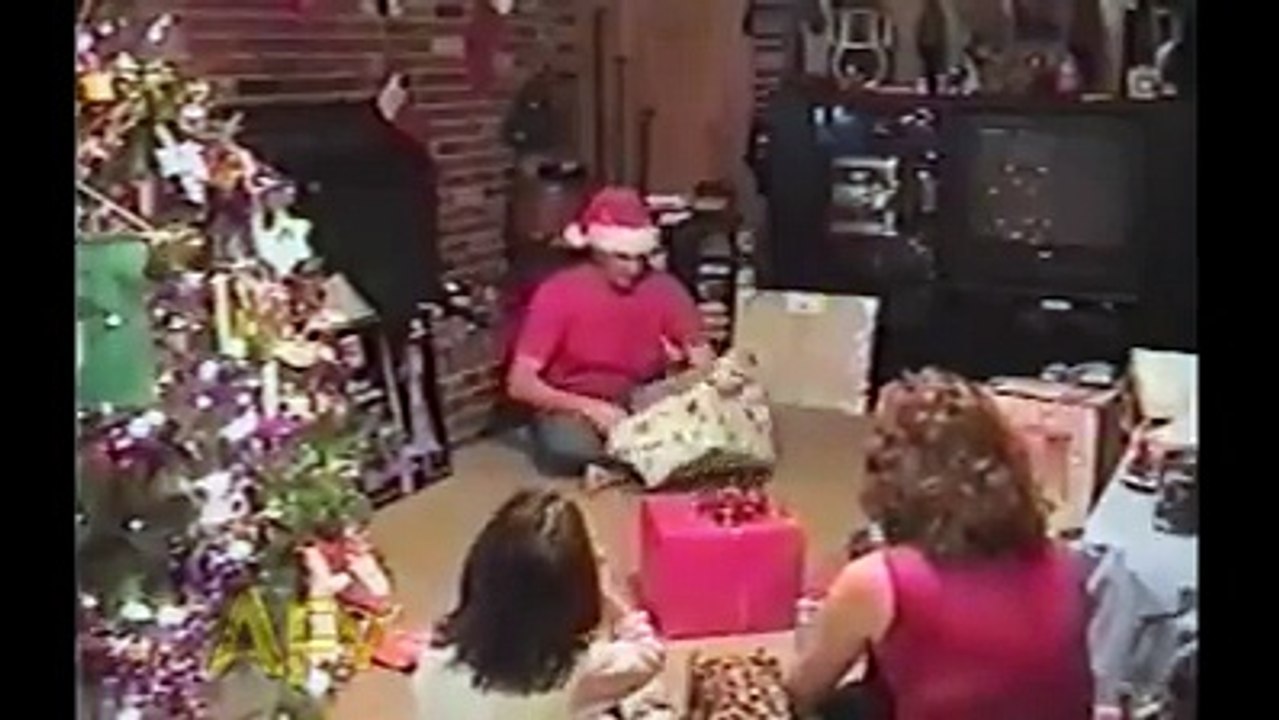 Quand papa ouvre son cadeau de Noel les chiens ont une réaction surprenante !