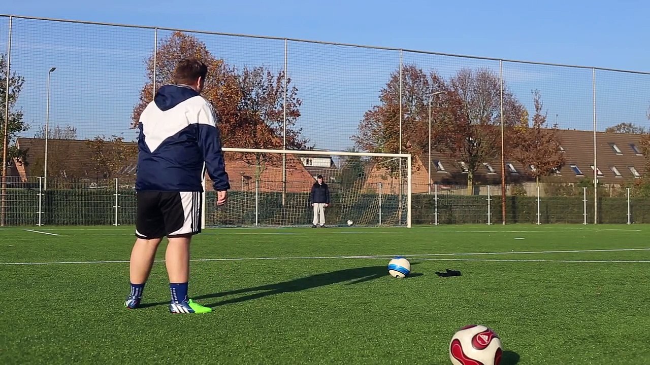 Ce jeune amateur fait le buzz avec ses coups francs !