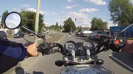 Motard excité rattrapé par le karma