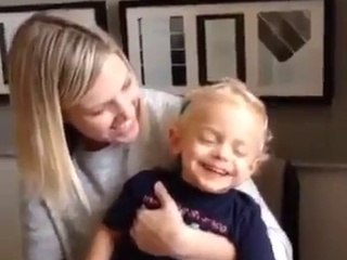 Ce petit garçon de 2 ans entend pour la première fois