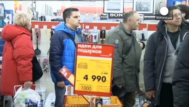 Рубль падать перестал, но граждане скупают валюту и товары