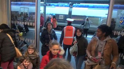 Le Père Noël en avance est arrivé en train en gare d'Auxerre