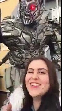 Mega tron n'aime pas les selfies - vidéo insolite Angry Teddy