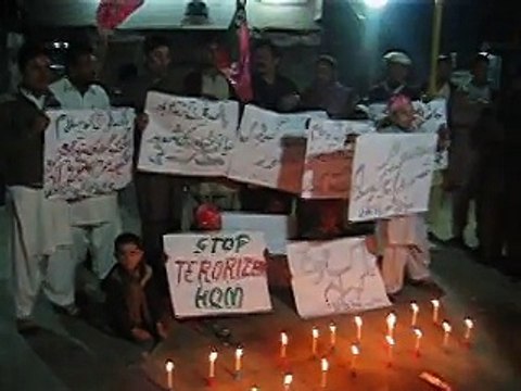 Saniha Peshawar Ma Hony Wali Dehshat Gardi Ke Khilaf HQM Pakistan Ke Muzahiry Ke Bad Kumsun Karkunan Shamay Roshan Kiye Howy Hain. (Dawod Chorangi, Karachi)