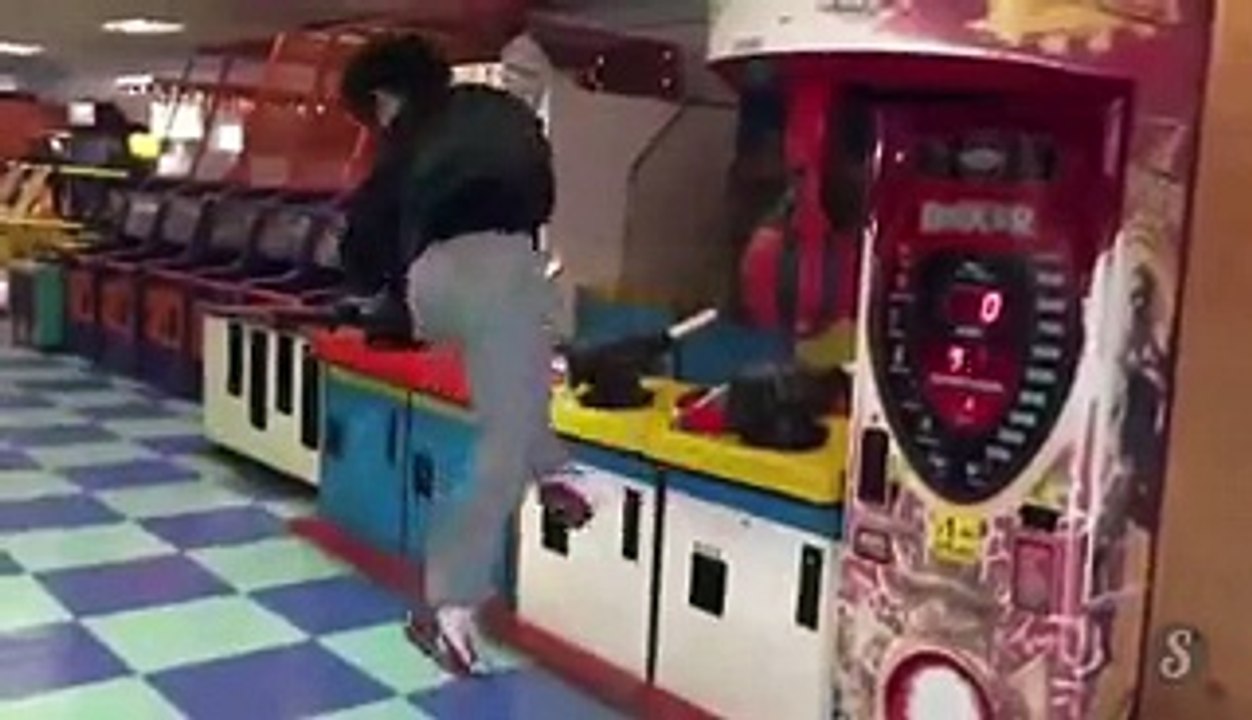 Coup de pied retourne dans un punching-ball