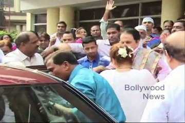 Download Video: Dilip Kumar turns 92, discharged from hospital, met with kisses from wife Saira Banu - By BollywoodFlashy