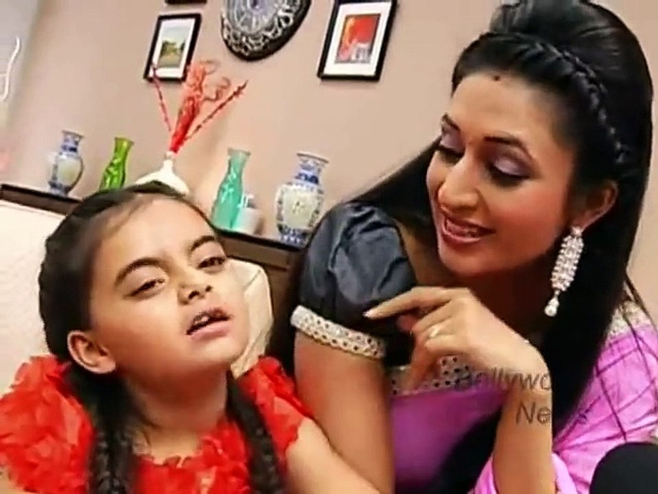 Ishita and Ruhi Makes Fun On The Set of Star Plus Tv Serial Yeh Hai Mohabbatein - By BollywoodFlashy