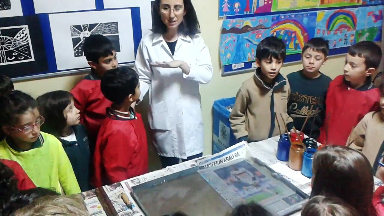 GÖRSEL SANATLAR DERSİNDE EBRU YAPIYORUZ