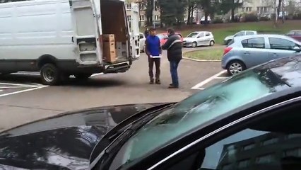 Un homme pète un câble et démolit tout avec une crosse de hockey !