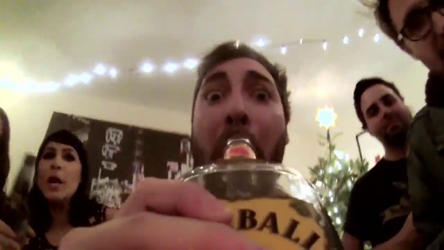 Vivre la soirée de Noël grâce à une GoPro fixée sur une bouteille de Whisky!