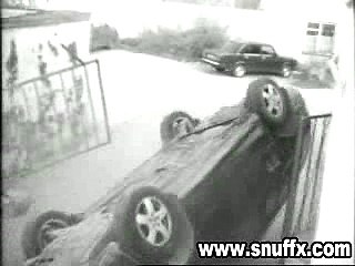 femme qui rentre la voiture