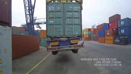 Camion soulevé à plus de 10m de haut par un Pont de manutention et FAIL!