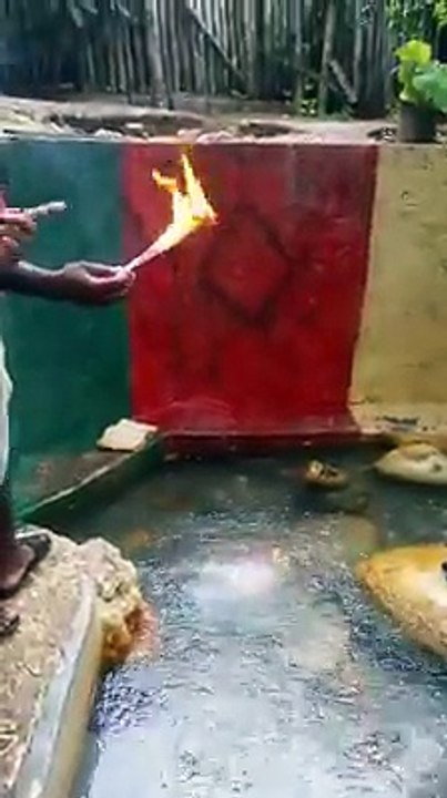 Vidéo miraculeuse - Il fait jaillir du feu de l’eau en récitant le Saint Coran. Regardez