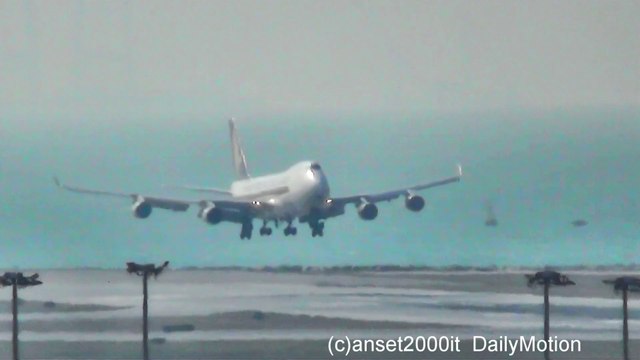 Boeing 747-400 Freighter. Singapore Airlines, Landing in Hong Kong International Airport